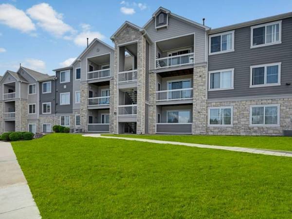 $1,699 / 3br - 1243ft2 - Pet Friendly, Open Floorplans, Community Room, Business Center (Quimby)63962794943874121
