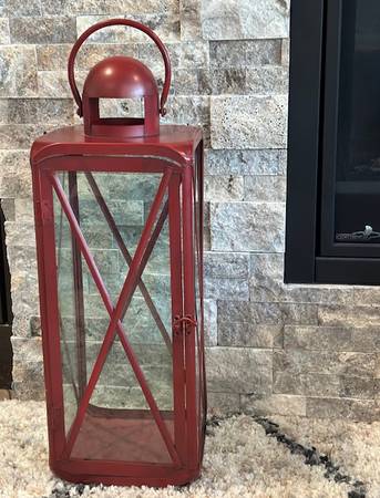 Candle Holder, Down Pillow, Water Bottles, Wooden Spoon/Fork, LAMP, et 1