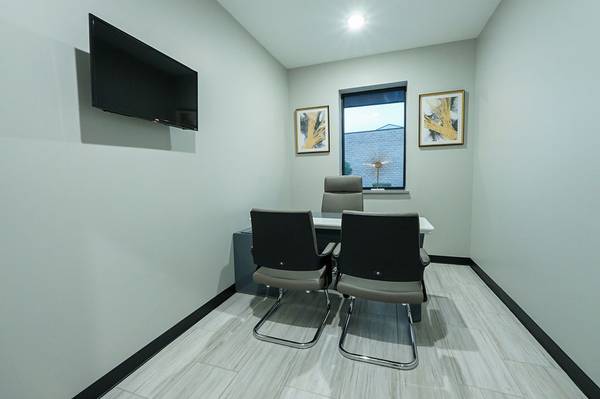 $550 / 100ft2 - Oficinas con ventanas disponibles, completamente amuebladas e internet incluido! (404 Airport Freeway Frontage Road)63867601523073121