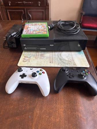 500GB Xbox One w/ two controllers & GTA5 1