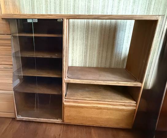 Free Oak media center in excellent condition 1