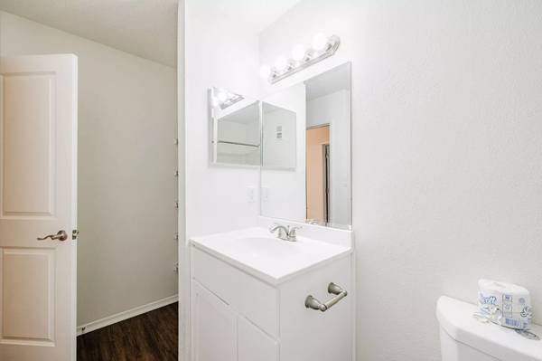 $1,299 / 1br - 729ft2 - Lovely 729 sq ft 1 bed / 1 bath with stunning waterside location (Stone Mountain)63921690452354123