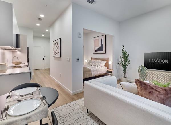 $2826.00 Beautiful Studio, 30 Min to Midtown, CONDO FINISHES! Full Service with (Long Island)63788715475841121