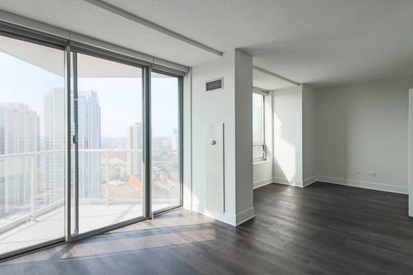 $1,955 / 570ft2 - Estudio hermoso con lavadora/secadora, portero 24 horas, gimnasio, piscina, terraza solar (Fulton Market)63771197160451121