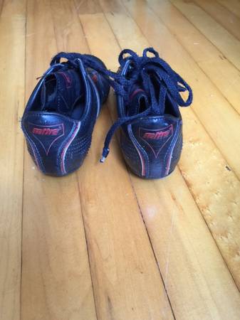 Zapatos de fútbol Titan Mittre talla 3.5 - $10 (Bay View)63471072182019122