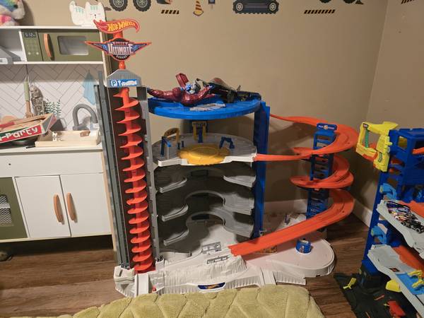 Ultimate Hotwheels Garage with Fighter Jet and Gorilla 1