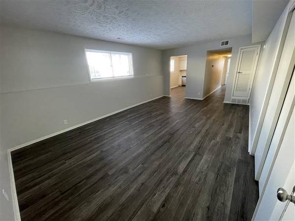 $978 / 1br - 800ft2 - Large floor plan, ground floor (10905 North Mill Court, Omaha, NE)64020841540481124