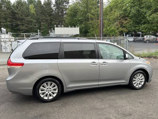 2014 Toyota Sienna XLE AWD --Título limpio, Cuero, Techo solar, Equipado-- - $22,995 (kirkland)63613938574339123