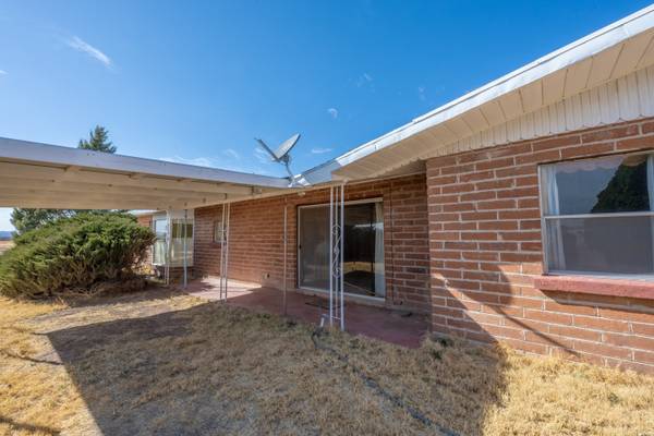 $280,000 / 4br - Large home and 2500 sq ft SHOP/8 ACRES (Elfrida)64279524270083124