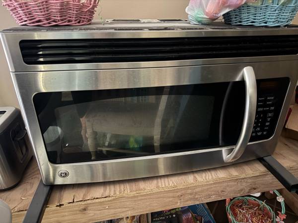 GE Microwave over the range 1.7 cuft 1