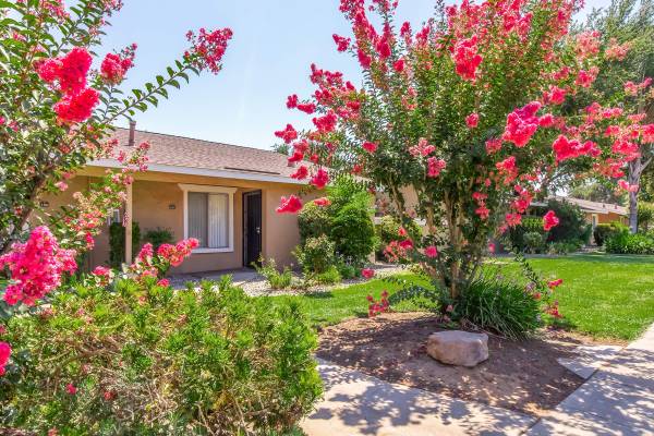 $1,995 / 2br - 1006ft2 - LARGE UPDATED UNIT WITH HUGE PATIO! MOVE IN SPECIAL! CALL TODAY! (🐶🐱PET FRIENDLY, CLOSE TO OLD TOWN!)63872987019137120