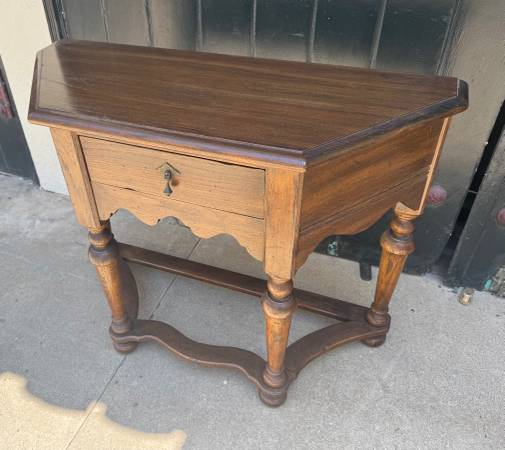 Mesa de entrada Ethan Allen - 36x14x28 - $175 (Long Beach)63471467815171124