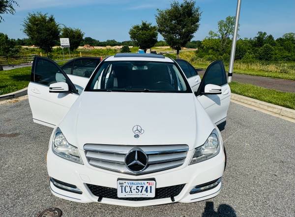 2013 Mercedes C300 4Matic *Impecable y motor V6 potente* - $5,999 (Alexandria)63616633558017128