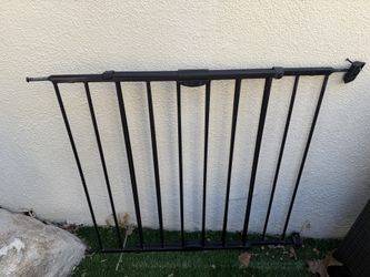 ADJUSTABLE BABY GATE 1