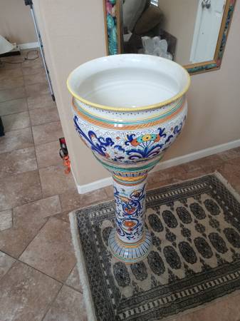 Beatiful deruta pedestal with vase hand painted signed by Franco Mari 1