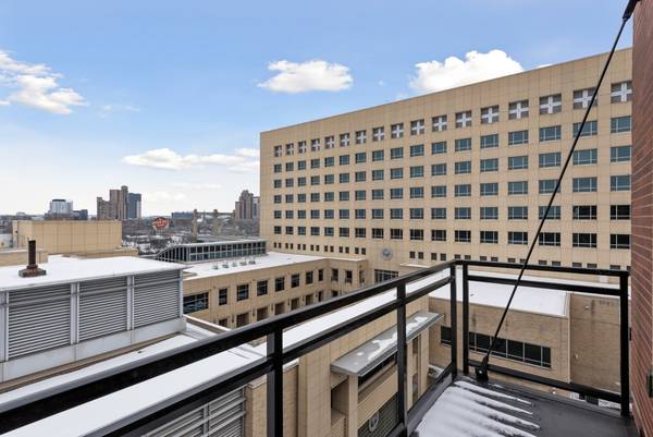 $2,944 / 2br - 924ft2 - Sunlit Corner 2BR/2BA, Balcony, Beautiful Amenities, Great Location! (North Loop)63797857653761121