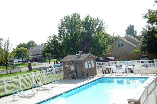 $1,225 / 2br - 1040ft2 - Playground, Professional & Responsive Management, Smoke Free63674398557955120
