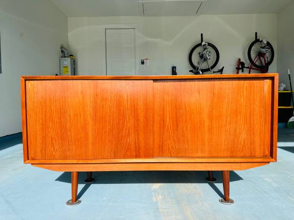 Nice Mid Century danish Modern Teak Sideboard Credenza Cabinet 1