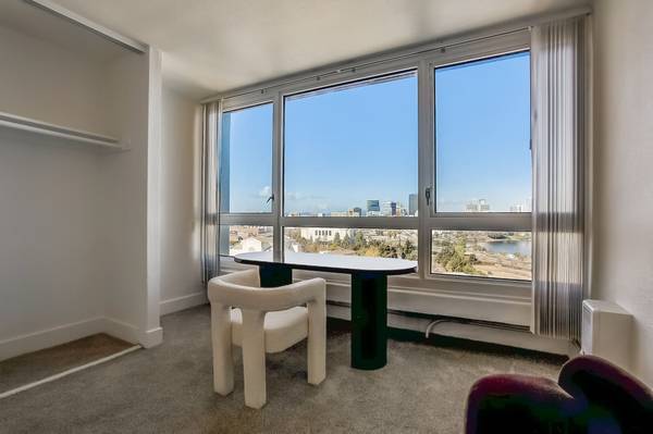 $2,835 / 2br - 900ft2 - Stunning 2BR Renovated Apartment with Breathtaking City & Lake Views! (oakland lake merritt / grand)64030485824002120