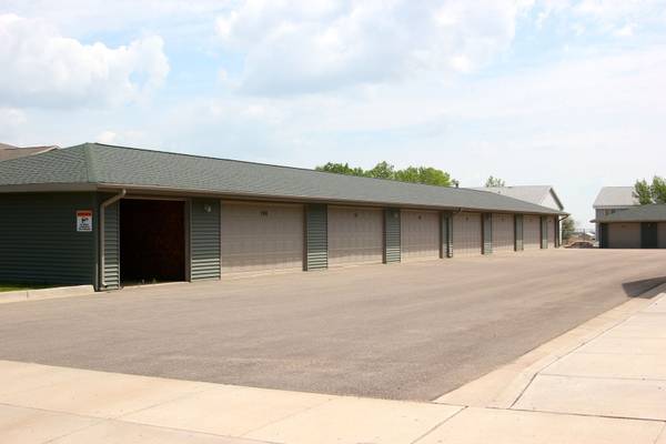 $1,015 / 1br - 750ft2 - Garage Included, Free Wi-Fi, 1/BD (2820 5th Street Northwest, Minot, ND)63893786331779122