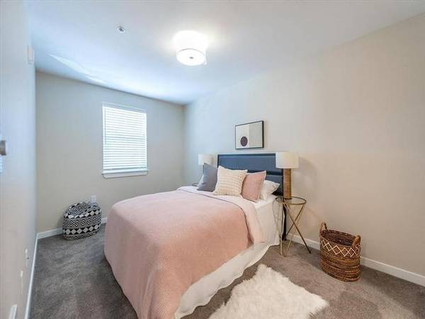 $1,749 / 2br - 990ft2 - Gorgeous Corner 2-bedroom/1-bathroom available NOW! Up to $1000 off (Fisher's Landing)63820882842883121