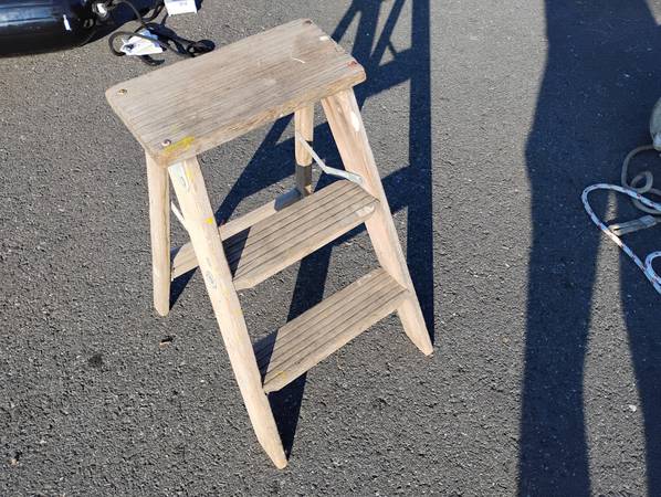 Escalera plegable mini - $15 (Bellingham)63435874574467123