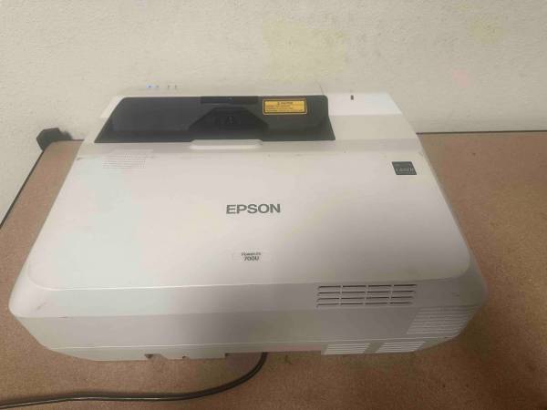 Projector - Epson PowerLite 700U 1