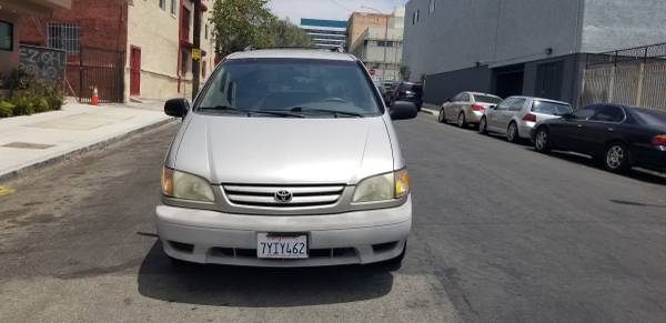 minivan Toyota Sienna CE 2002 con 165 mil millas, funciona muy bien, título rosa - $2800 (Los Ángeles)63618180659329120