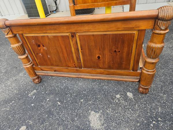 Queen size ventage solid wood bed frame heavy and very sturdy / box ma 1