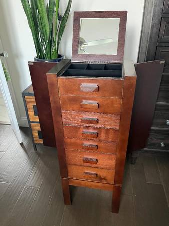 Standing Jewelry Case 1