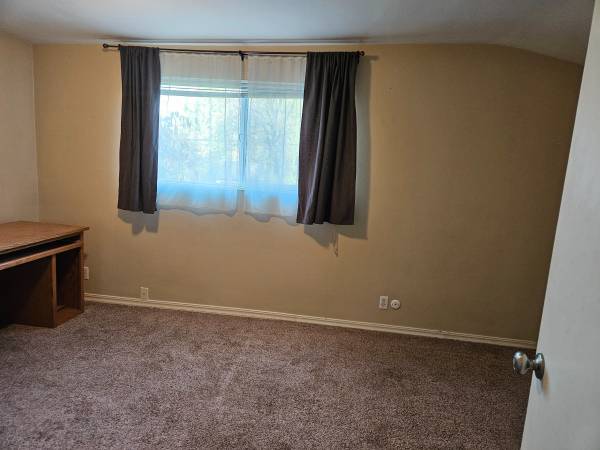 Room available in 3 bed/2 bath house in great location ~$850/month 1