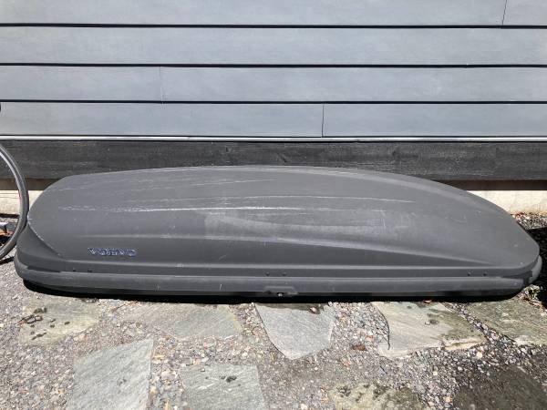 Thule cargo box opens both sides 1