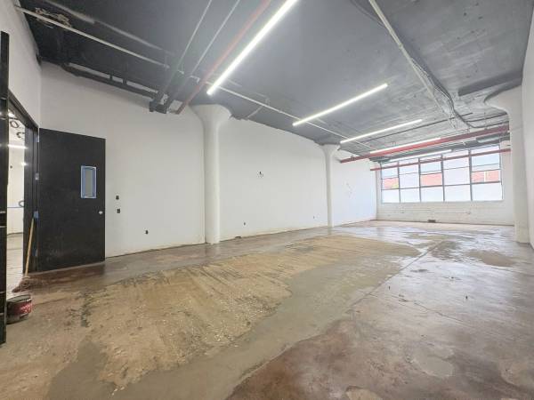 $3,279 / 1093ft2 - Bright Creative Space in East Williamsburg | 1,093 SF | Transit Access (Brooklyn)63912044380802123