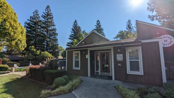 $2.056 / 2 habs - 875 pies² - 2 dormitorios, suelos de madera laminada, ubicado en Sacramento (11325 Quartz Dr, Sacramento, CA)63228526149505122