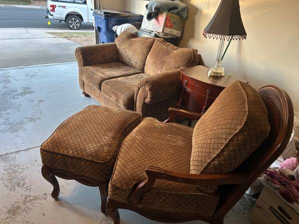 Brown sofa set with side table and lamp. 1