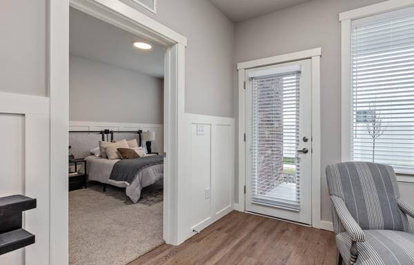 $1,775 / 2br - 1111ft2 - Stylish Spaces with Vinyl Plank Flooring63682978305921121
