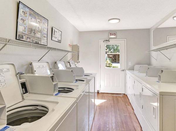 $1,595 / 2br - TOUR & AHORRA $300 + Único de 2H + Recientemente Remodelado, Distribuciones Espaciosas (Milwaukie Heights)63820848605953122