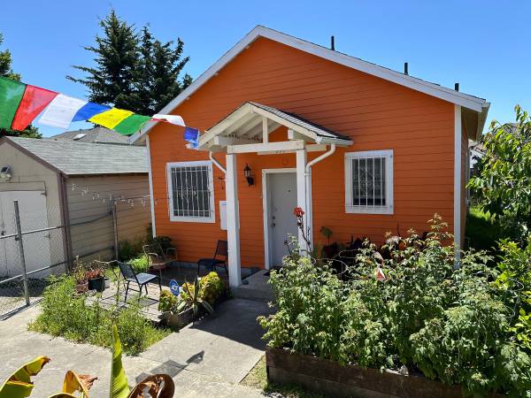 $1,950 / 2br - Cabaña amplia con ático (emeryville)63946807182979121