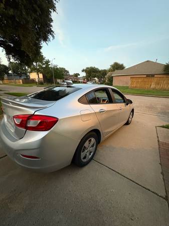 2018 chevrolet cruze LS - $3,500 (Houston)63622231265155123