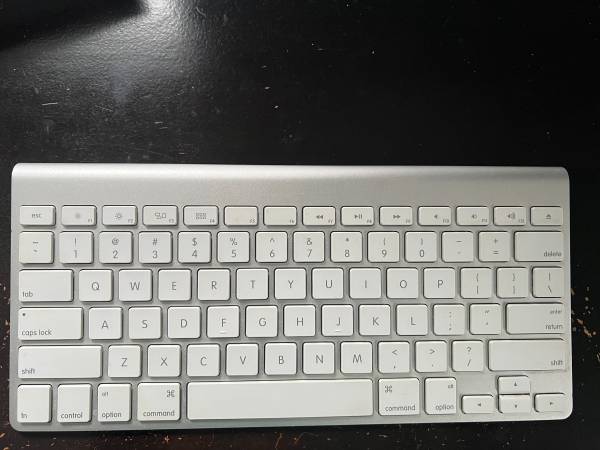 Apple Bluetooth-enabled Wireless Keyboard - A1314 1