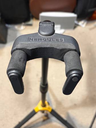 Hercules Auto grip guitar stand 1
