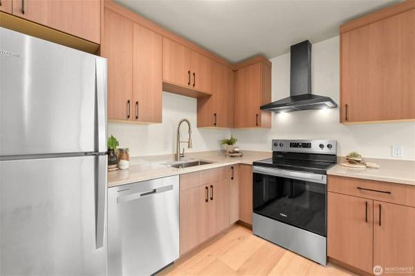 $1,600 / 2br - 1000ft2 - Walk to Downtown! Remodeled 2BR Duplex w/ Parking in Lettered Streets (Bellingham)63920957485698124