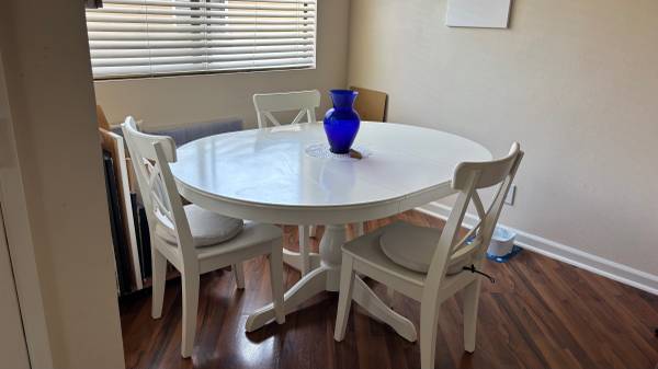 Expandable white kitchen table 1