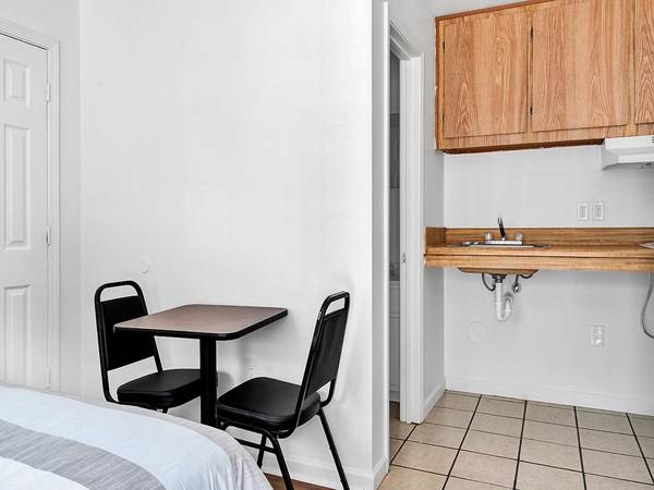 $344 Studio 1/BA, Onsite Laundry, Located in Cleveland63617452844419123