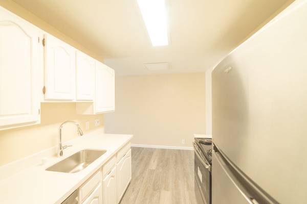 $2,295 / 1br - Gorgeous Sun-filled Large 1 Bedroom 1 Bath available at Beacon Hill! (oakland lake merritt / grand)63687422817793124