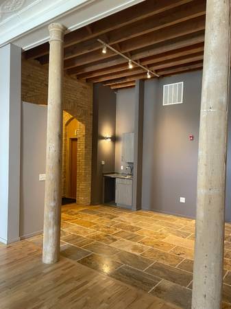 $1,733 / 1000ft2 - HISTORIC WALKER'S POINT STOREFRONT64152183871362123