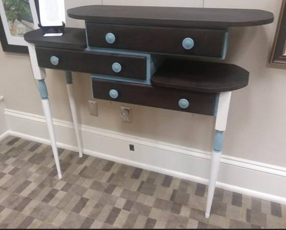 "Floating" 3 drawer table 1