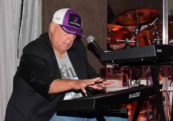 Pro Keyboards/ Strong Harmony Singer Looking 1