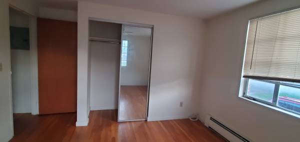 $1,250 / 121ft2 - SPACIOUS unfurnished Corner Room on MBTA line. UTILS INCLUDED. On site PARKING. (Woburn 4 Corners)63856446647811124