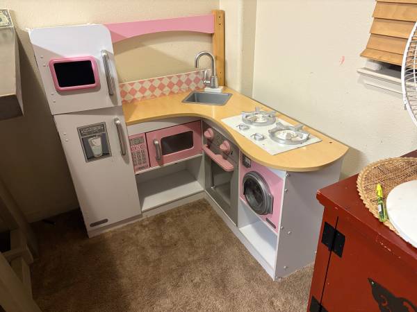 Play kitchen 1